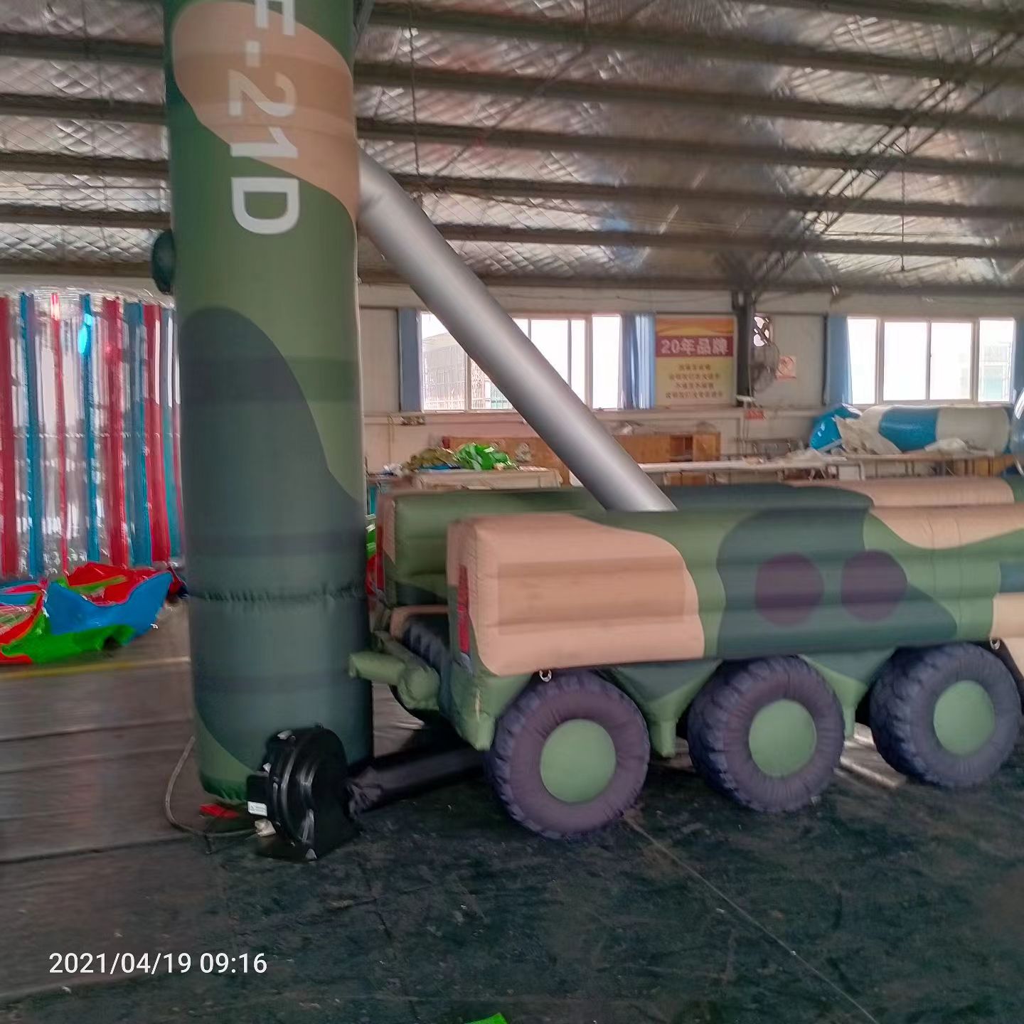 正阳军事演习中的充气目标车辆：模拟发射车雷达车坦克飞机